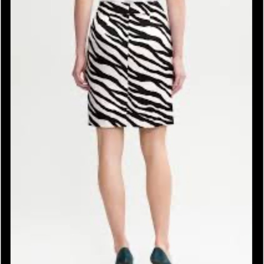Ann Taylor  Zebra Print Pencil Skirt w/ Lining Size 4‎